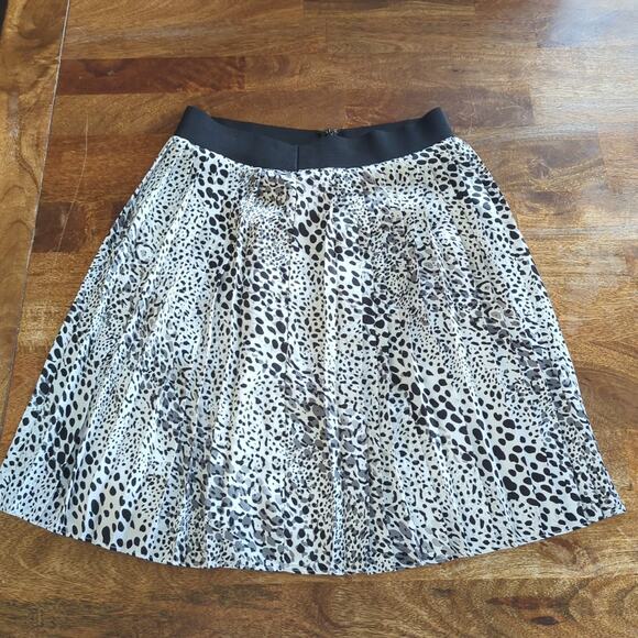 White House Black Market Dresses & Skirts - White House Black Market WHBM Pleated Silky cheetah Leopard Skirt Size 4 EUC